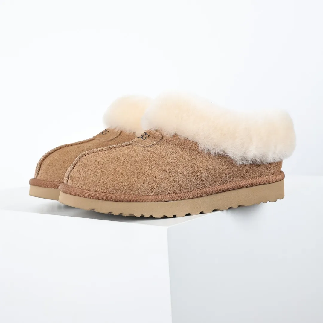 Pick up locally 💰520 Core recommendation with good price It is a very suitable choice for home use. In recent years, uug has launched a series of styles, which are partially geared towards the preferences of young consumers and have also moved to the forefront of fashion trends. Shoe body material: water-repellent coated suede upper, 17 mm UGGPURE™ implantable wool insole, lightweight non-slip and comfortable rubber outsole, with brand LOGO and trademark, with full packaging Size: 35 36 37 38 39 40